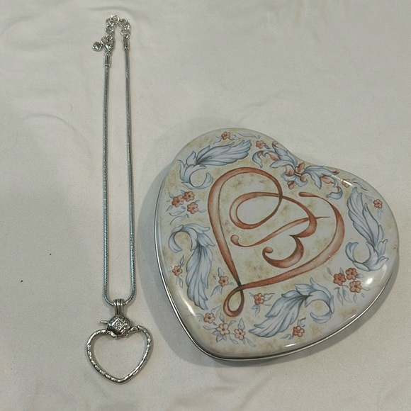 New Brighton Squeeze Me Heart Charm Holder Necklace with Heart Tin - Picture 1 of 4